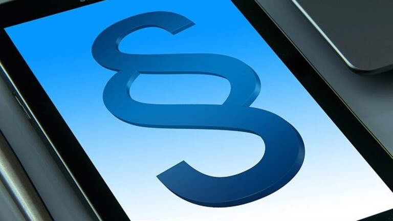 Pflichtteisanspruch Rechtssichere Immobilienbewertung nach §194 BauGB auf Tablet mit Paragraphenzeichen